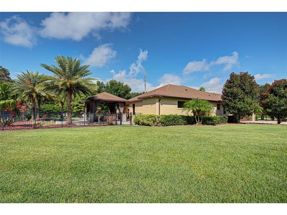 Single Family Home for sale at 6102 Goldfinch St, Sarasota, FL 34241 - MLS Number is D6120172