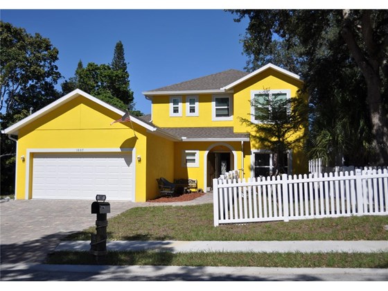 Single Family Home for sale at 1807 Robinhood St, Sarasota, FL 34231 - MLS Number is A4517970