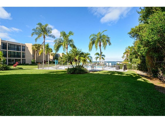 Lush Landscaping - Condo for sale at 450 Gulf Of Mexico Dr #B107, Longboat Key, FL 34228 - MLS Number is A4520786